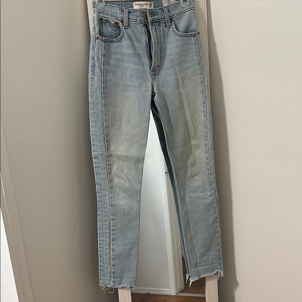 Abercrombie & Fitch the skinny high rise 
Size 24/00